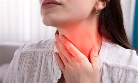 Majhen otrok, ki ima boleče grlo