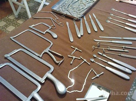 Kirurški instrumenti pripravljeni za carski rez