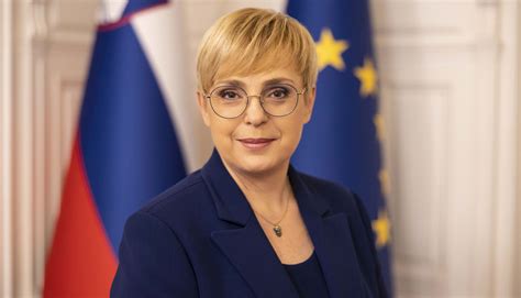 Predsednica Nataša Pirc Musar ob obisku porodnišnice Postojna