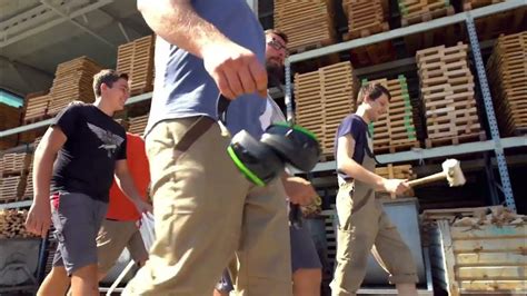 Diagram prikazuje proces obdelave lesa od gozda do pohištva