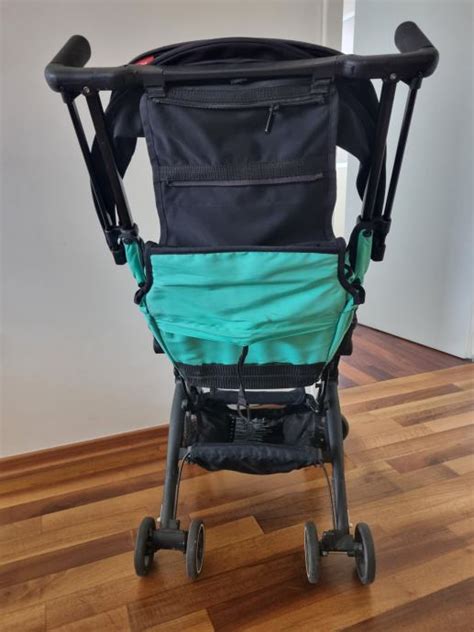 Zložen voziček marela, ki se enostavno prenaša