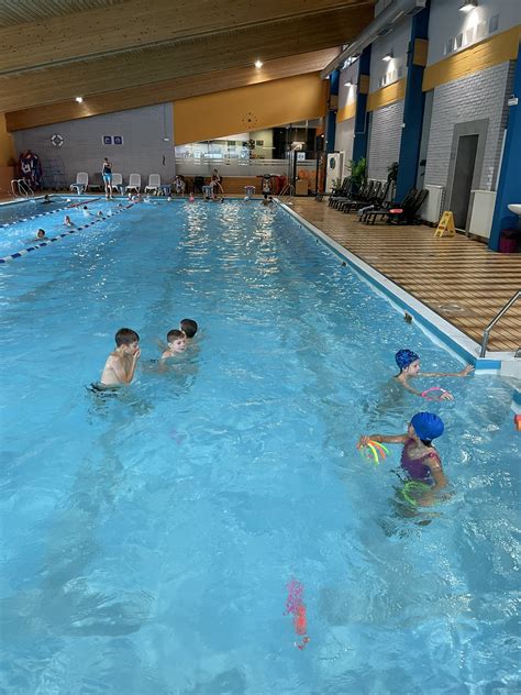 Dojenček v plavalnem obroču v bazenu