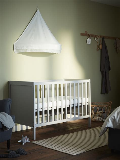 Varno spalno okolje za dojenčka: elementi posteljice