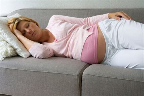 Nosečnica spi na levem boku