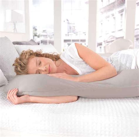 Nosečnica z blazino za spanje