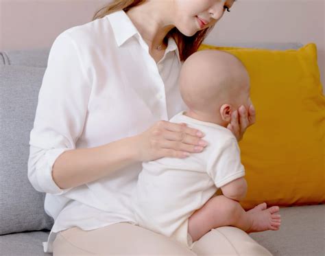 Novorojenček na hrbtu s pokrčenimi rokami in nogami