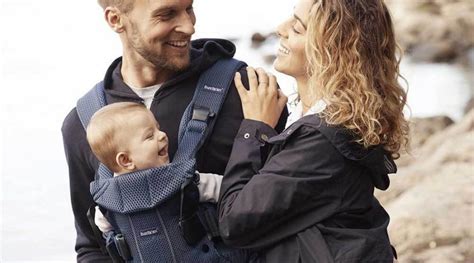 družina na plaži v senci z dojenčkom