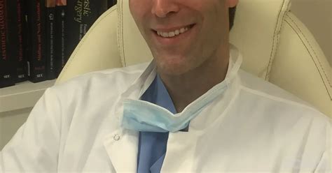 simbolična slika ženske z napetimi dojkami