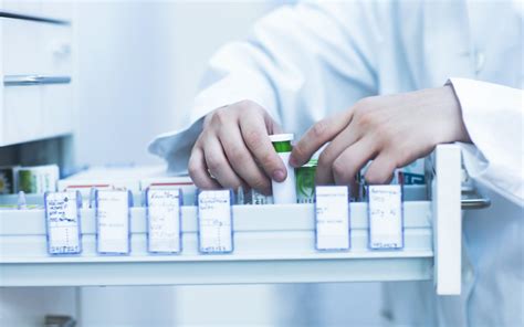 simbolična slika farmacevta, ki svetuje materi