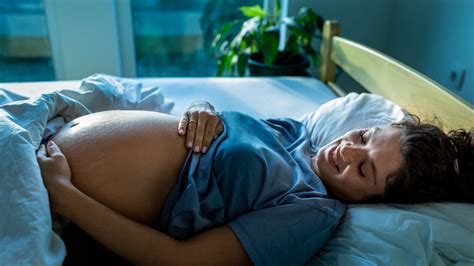 Novorojenček, ki spi na hrbtu