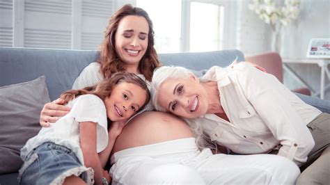 Nosečnica in starejši otrok se pogovarjata o trebuhu