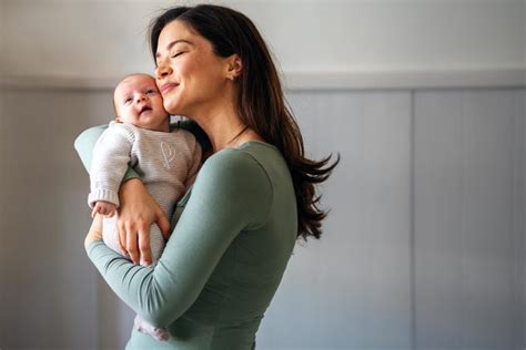 Dojenček poskuša jesti s prsti