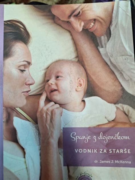 Starš igra igrico avionček z dojenčkom