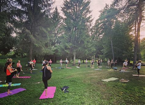 Nosečnica dela jogo na prostem