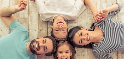 družina z dvema otrokoma