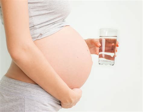 Simptomi zadrževanja vode v nosečnosti in po porodu