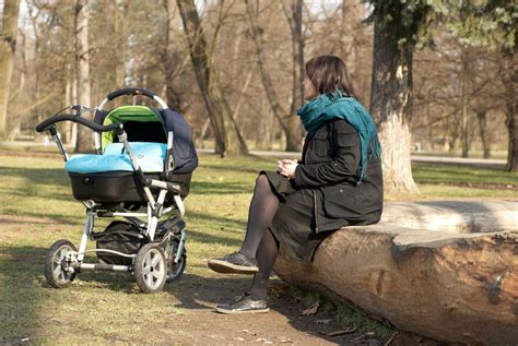 Mamica s kočijem v parku