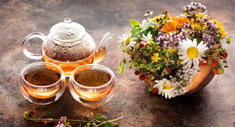 deček pije čaj iz stekleničke