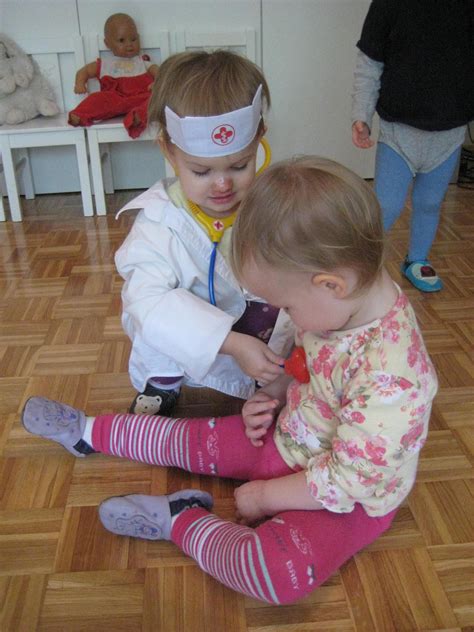 zdravnik pregleda usta dojenčka