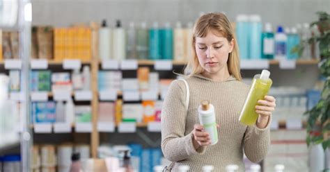 Ženska, ki nakupuje v drogeriji