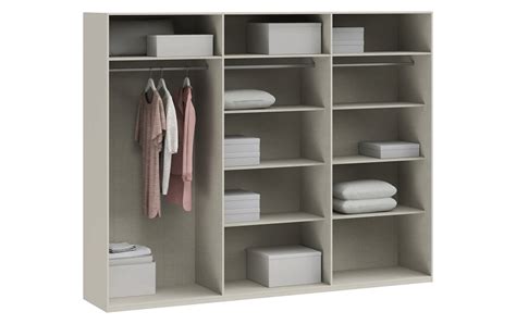 Notranjost supermarketa s policami s čaji