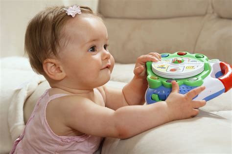 Dojenček, ki se igra z igračo