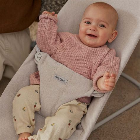 BabyBjörn Počivalnik Bliss v uporabi z dojenčkom