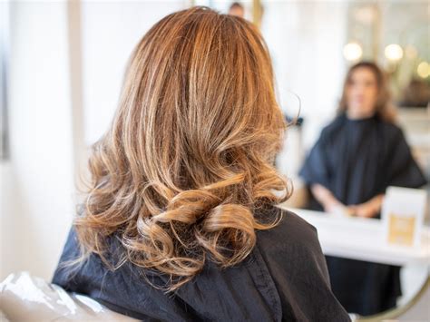 Diagram, ki prikazuje tehniko barvanja las s prameni