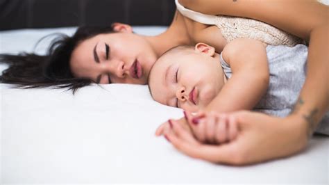 mamica in dojenček v postelji