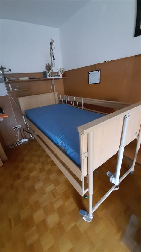 Porodna postelja z možnostjo različnih položajev