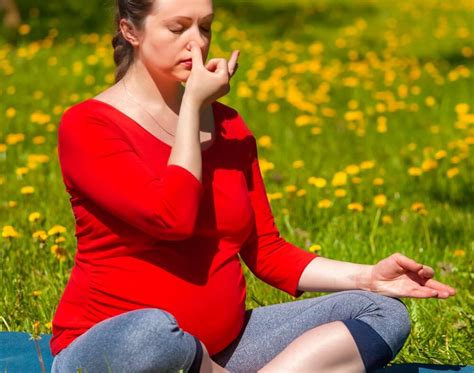 Nosečnica in partner med sprostitveno tehniko