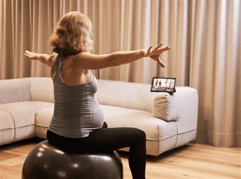 Ženska izvaja nežne vaje za nosečnice