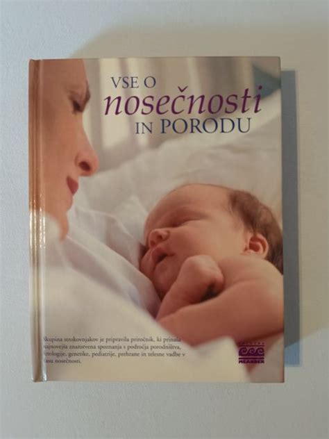 Nosečnica gleda knjigo o nosečnosti