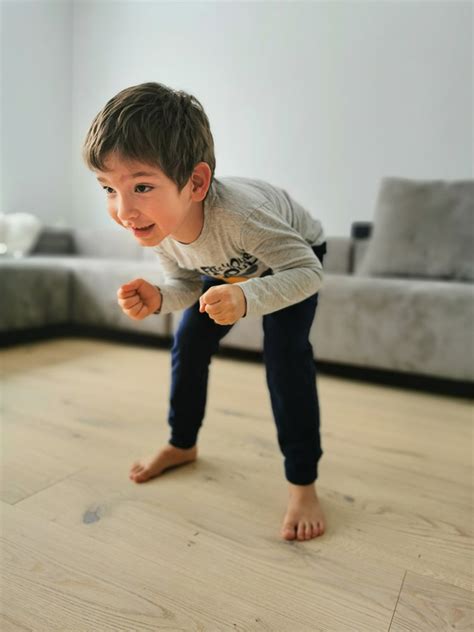 Otrok v pravilnem položaju v naročju starša