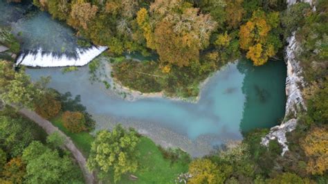 družina, ki gleda proti sončnemu vzhodu