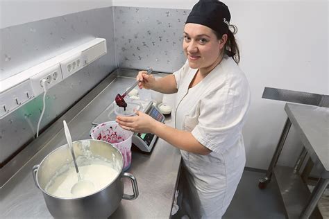 Ilustracija procesa tvorjenja mleka v dojki