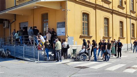 Kip pred ljubljansko porodnišnico