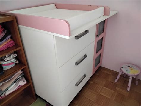 Otroška sobica s previjalno mizo in podlogo