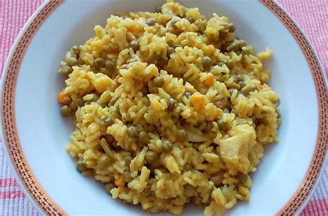 Dojenček, ki je rižoto s koščki zelenjave