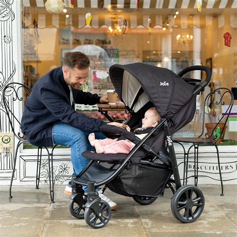 Družina z otroškim vozičkom na letališču