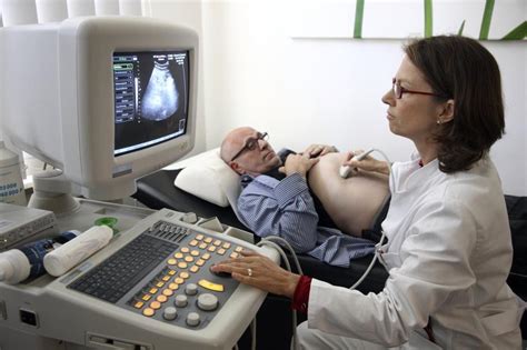 Nosečnica in partner s pogledom na ultrazvok dvojčkov