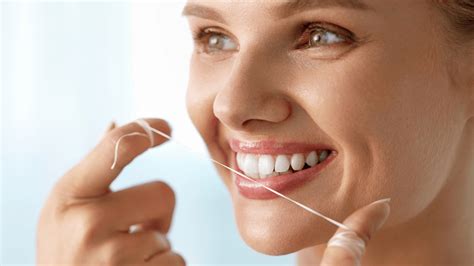 Ženska uporablja zobno nitko