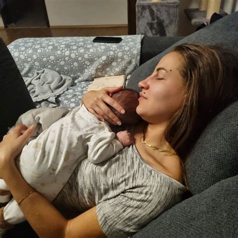 Ženska, ki drži novorojenčka