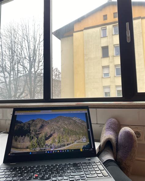 Nosečnica na delovnem mestu, ki gleda skozi okno