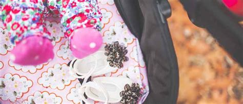 Otrok gleda dojenčka v lupinici