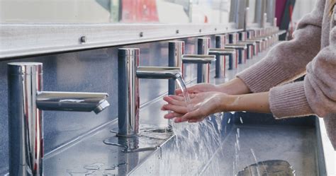 Nosečnica si umiva roke pod tekočo vodo