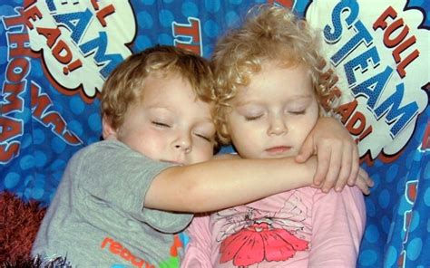 Infografika, ki primerja enojajčne in dvojajčne dvojčke