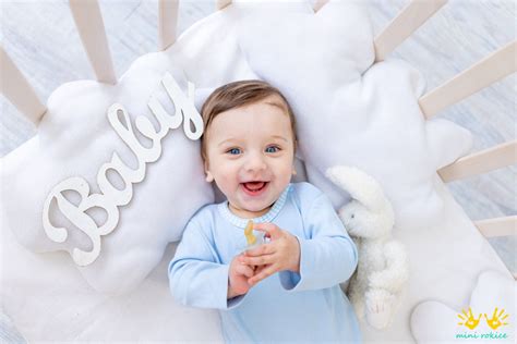 Novorojenček, ki ga mati pristavlja k prsim takoj po rojstvu