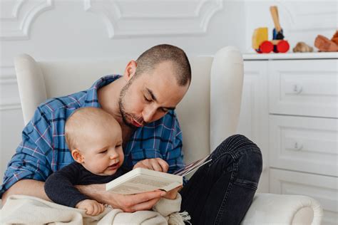 Oče, ki drži dojenčka in mu podira kupček