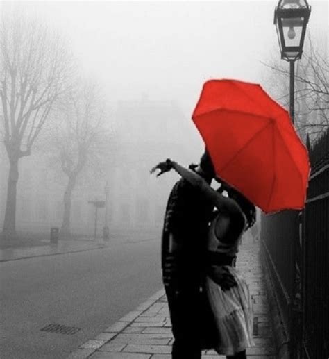 Mati, ki doji otroka, medtem ko oče drži stekleničko